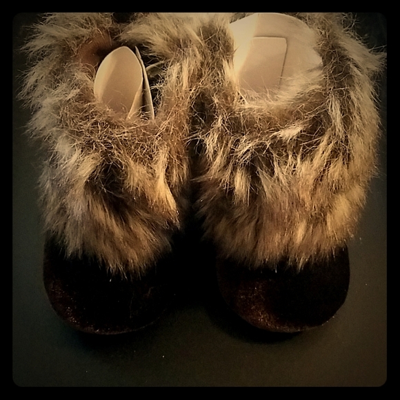 Rising Star Other - Infant Velvet Fur Booties (KB1)